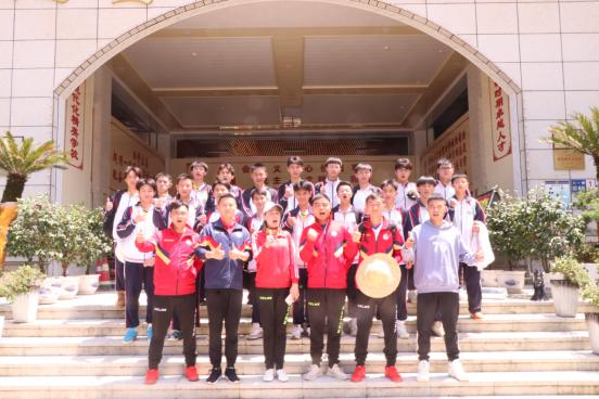 我校足球队首战告捷