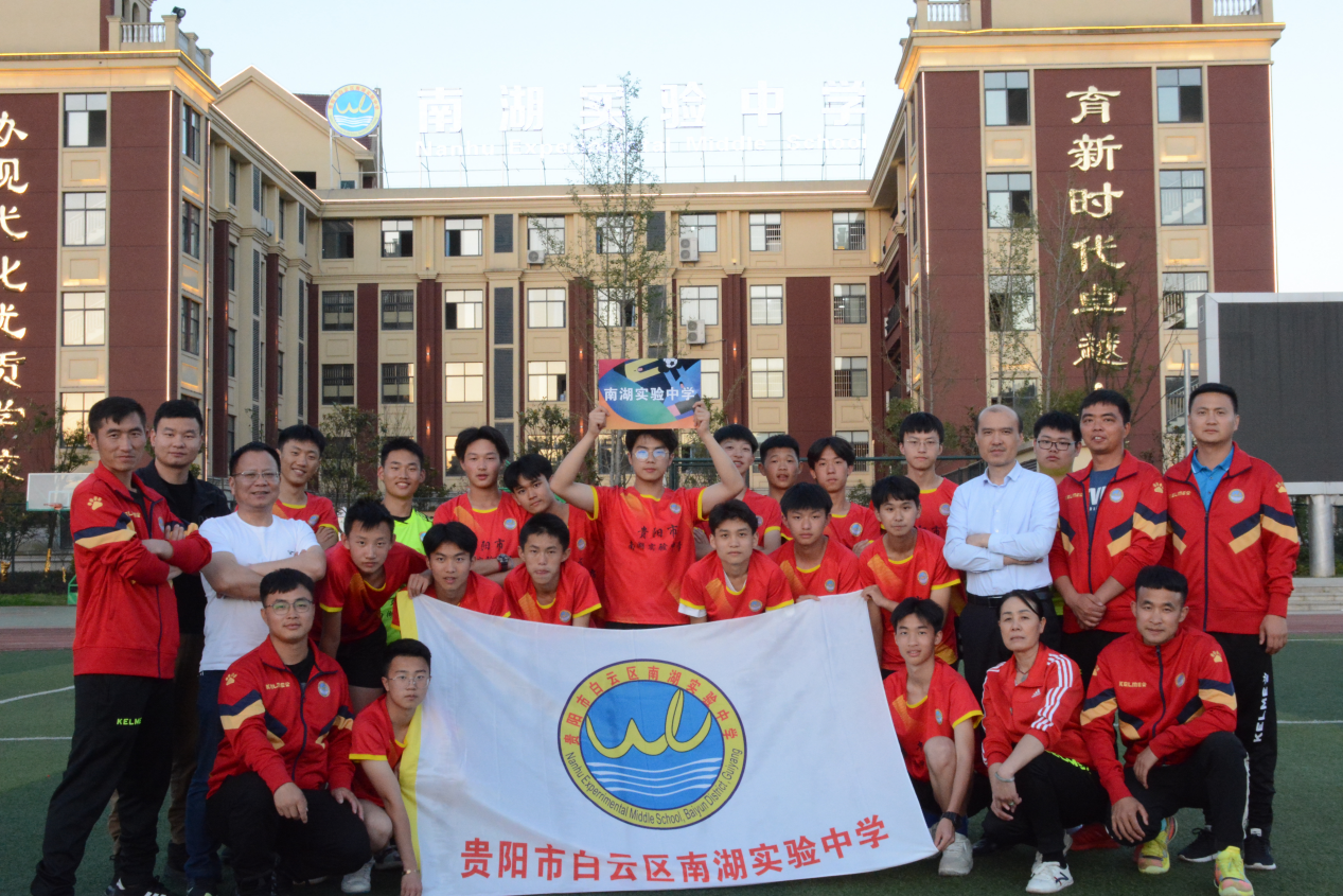 我校勇夺区中学生男子足球比赛亚军
