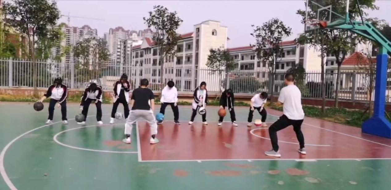 丰富课余生活  激发学生特长